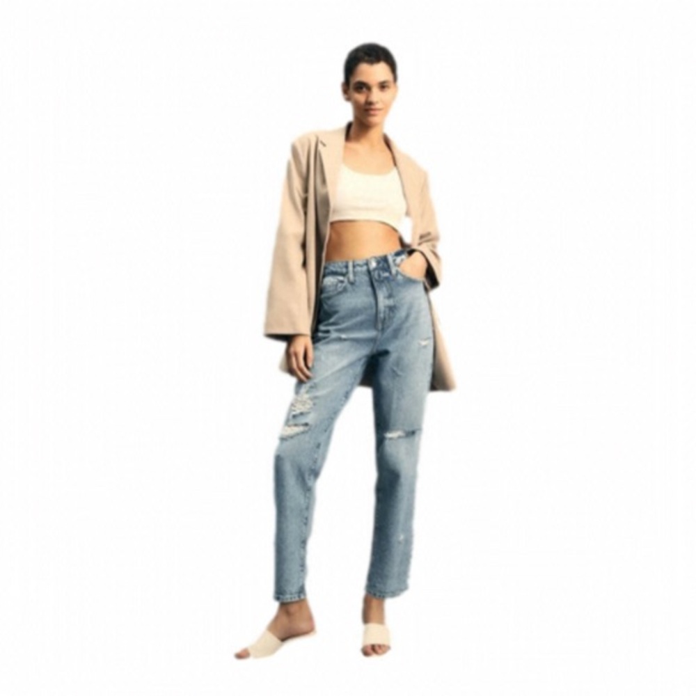 NWT Distressed High Rise Mom Jean Size 4